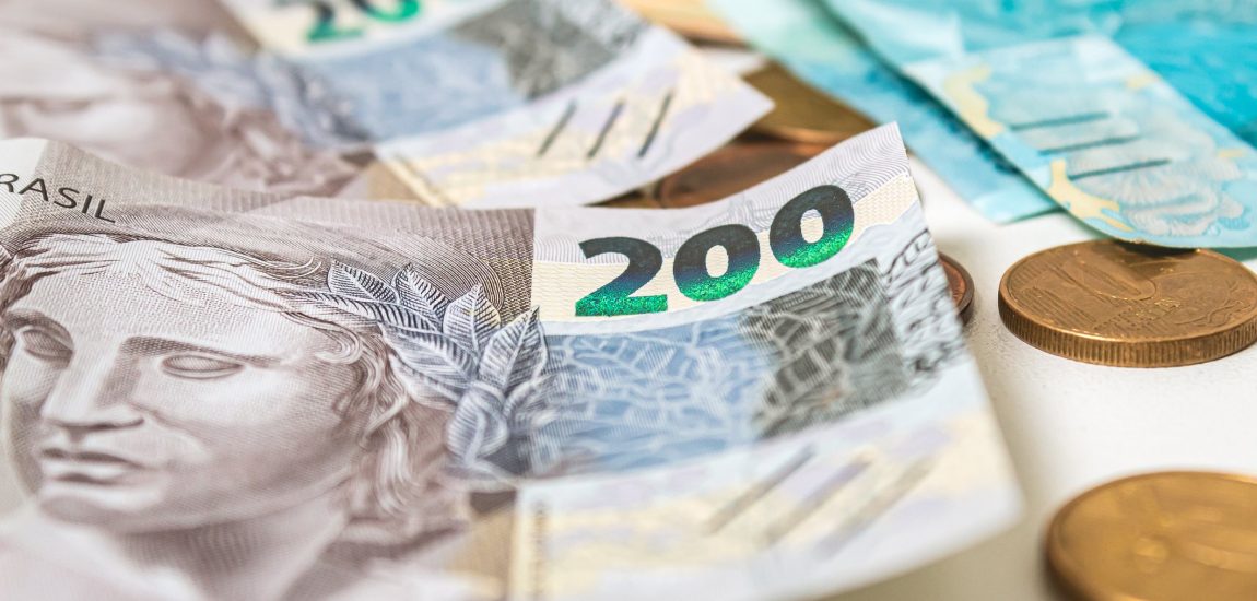 Quem recebeu o Auxílio Emergencial e teve renda tributável acima de R$ 22,8 mil precisa devolver o benefício